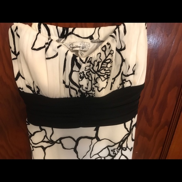 🐢🐢Dress White with black embroidery and sash - Picture 3 of 7